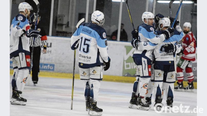 Die Blue Devils kommen derzeit nicht aus dem Jubeln raus. In Regensburg feierte der Eishockey-Oberligist den dritten Sieg in Folge und den siebten Erfolg aus den letzten acht Spielen. Bild: gb