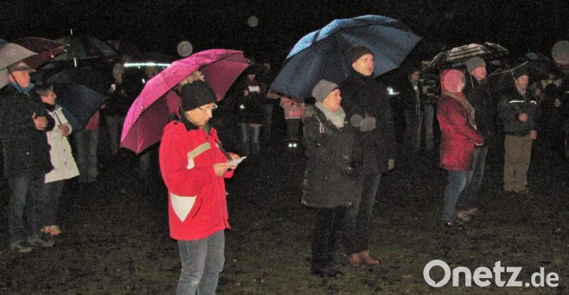 Die Besucher waren mit Regenschirmen zahlreich ins Waldforum gekommen um einmal eine Stunde der vorweihnachtlichen Hektik zu entfliegen. Bild: sei
