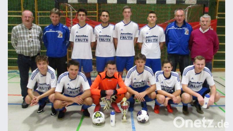 Die A-Junioren des SV Raigering holten sich den Titel. Auf dem Bild von links Kreisjugendleiter Klaus Meier, Trainer Wolfgang Grünwald, Trainer Klaus Bäumler, Turnierleiter Karlheinz Luber. Bild: bra