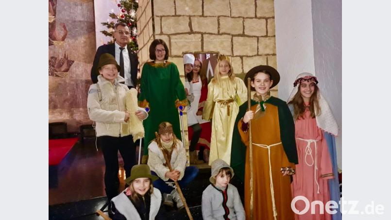 Karl Koller (hinten, links) hat mit zehn Mädchen ein stimmungsvolles Krippenspiel einstudiert. In der Kinderchristmette in der vollbesetzten Pfarrkirche spielen sie stimmungsvoll die Herbergssuche. Bild: ise
