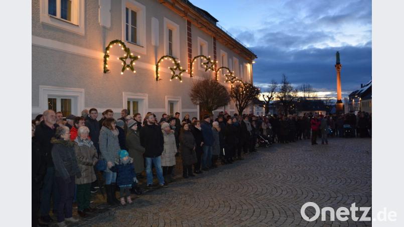 Viele Zuhörer genießen am Heiligabend auf dem Kirchplatz die musikalische Einstimmung auf das Weihnachtsfest. Bild: jr