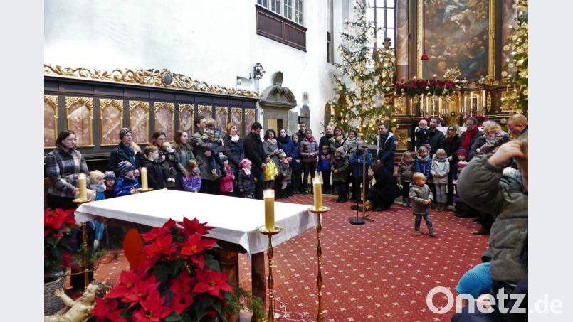 Die Kinder mit ihren Eltern versammelten sich im Altarraum zum Gebet Vaterunser. Bild: wbe