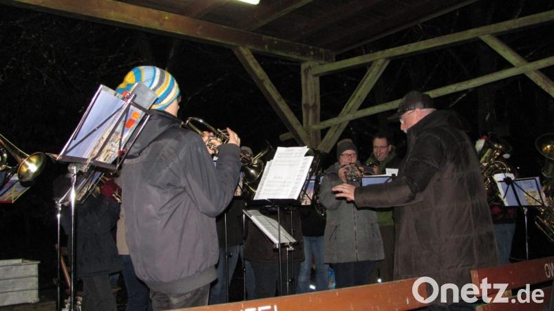 Die Posaunenchöre Mantel-Thansüß mit Heinricht Müller (rechts) am Dirigentenstab gestalteten die Waldweihnacht musikalisch mit. Bild: sei