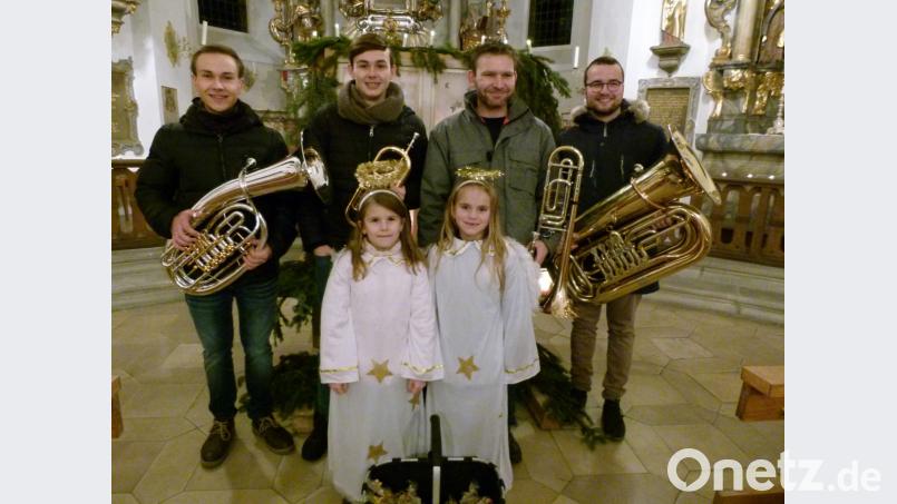 Ein Bläserensemble gestaltet die Waldweihnacht an der Maria-Hilf-Bergkirche musikalisch und zwei Engel überbringen himmlische Grüße. Bild: rn