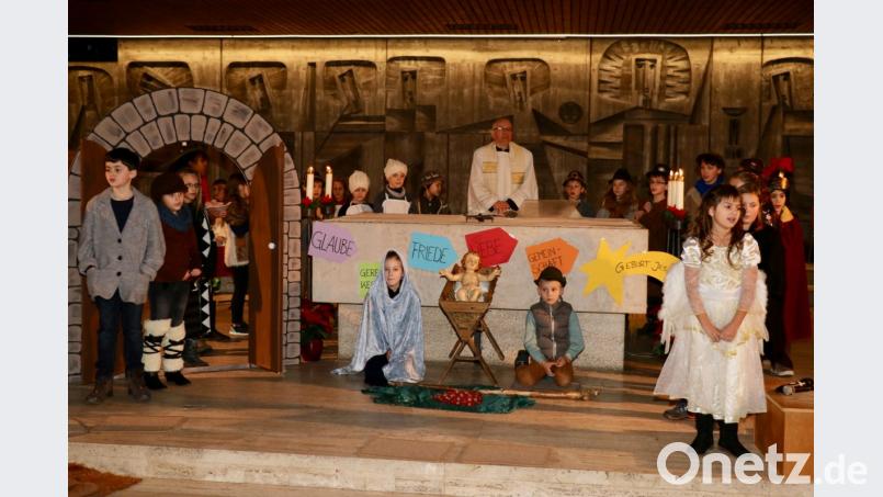 Alle Jahre wieder zieht das ansprechende traditionelle Krippenspiel vor schöner Minikulisse in der Pfarrkirche St. Michael zur Kinderchristmette eine enorme Besucherzahl an. Bild: ads