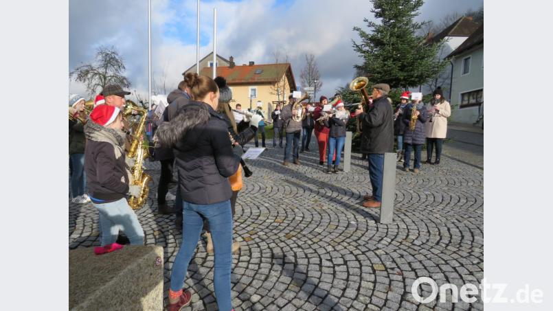 Mit weihnachtlichen Klängen kündigt die Jugendblaskapelle die Genurt Jesu an. Bild: adj