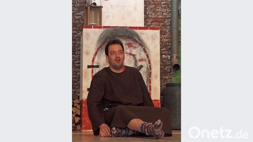 Der verfressene Klosterhelfer Maxl (Markus Färber), der zehn der zwölf Würste im Räucheröfen geklaut hatte, purzelt aus dem Ofenloch der Räucherkammer. Bild: sön