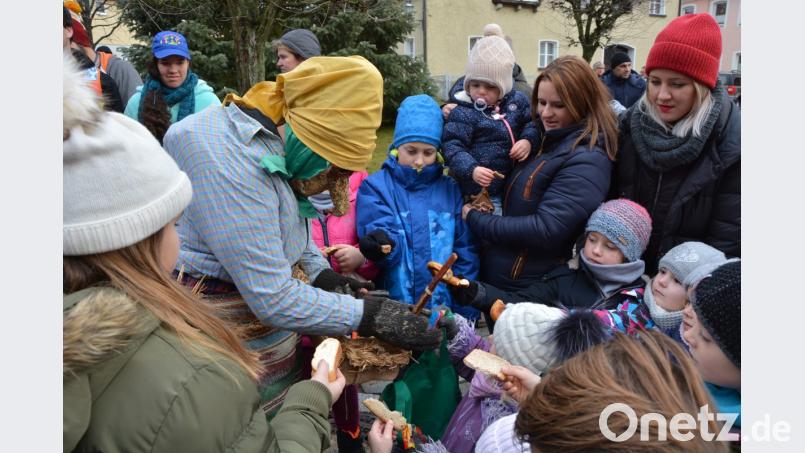Mit Brotresten gelingt es, die Waldspechte milde zu stimmen. Im Gegenzug gibt es Süßes für die Kinder. Bild: jr
