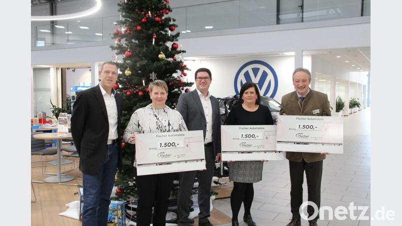 Betriebsleiter Roland Franz (links) und Geschäftsführer Thomas Fischer (Mitte) übergeben die Spenden an die Vertreter der drei Organisationen: Katrin Panek, Angelika Hiltl und Gernot Schötz (von links). Bild: Andreas Köllner, Fischer Automobile GmbH