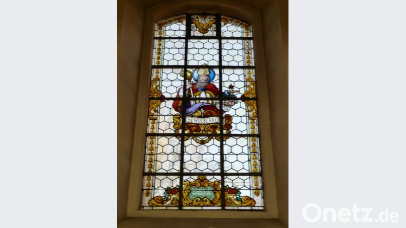 Eines der sechs 100-jährigen bunten Fenster im Langschiff der Schnaittenbacher Stadtpfarrkirche St. Vitus. Bild: sh