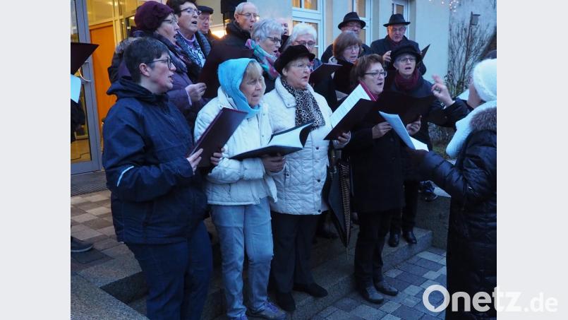 Der Chor Etzenricht begeistert die Besucher beim Adventssingen. Bild: fam