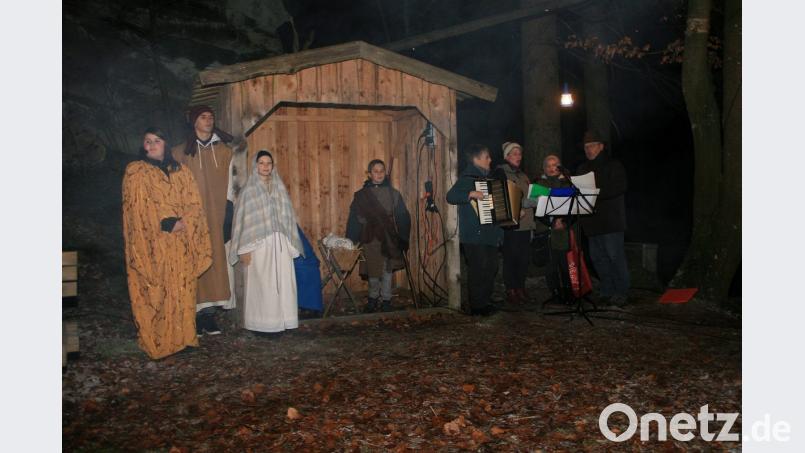 Jesus ist zur Welt gekommen. Das Stimmungsbild war der stimmungsvolle Abschluss bei der diesjährigen Waldweihnacht am Fuchsmühler Hackelstein. Bild: wro