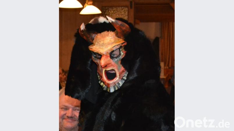 Perchten treiben am Samstag ihr Unwesen bei den "Nordoberpfälzer Musikfreunden". Bild: hcz