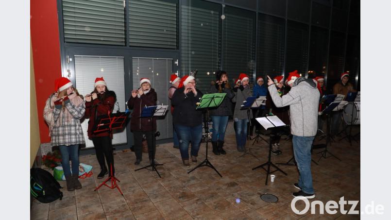 Der Spielmannszug der Feuerwehr gestaltet das vierte Adventskonzert im Stadtpark. Bild: njn