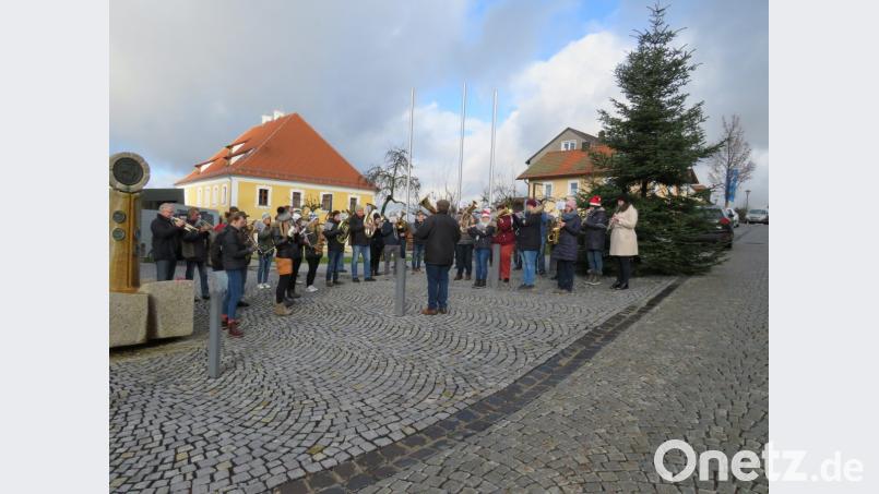 Mit weihnachtlichen Liedern verkündet die Jugendblaskapelle Parkstein die Geburt Jesu. Bild: adj