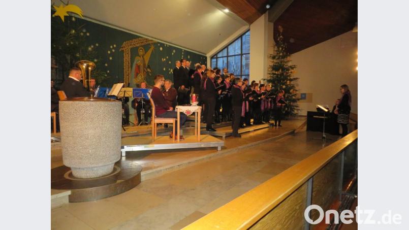 Unter der Leitung von Marina Wildenauer präsentiert der Chor adventliche Lieder in der Pfarrkirche. Bild: adj