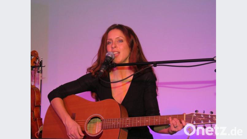 Omnitah hat diesmal auch eine Gitarre mitgebracht. Dieses Instrument stimmt sie an, um gemeinsam mit ihrem Publikum zu singen. Bild: ubb