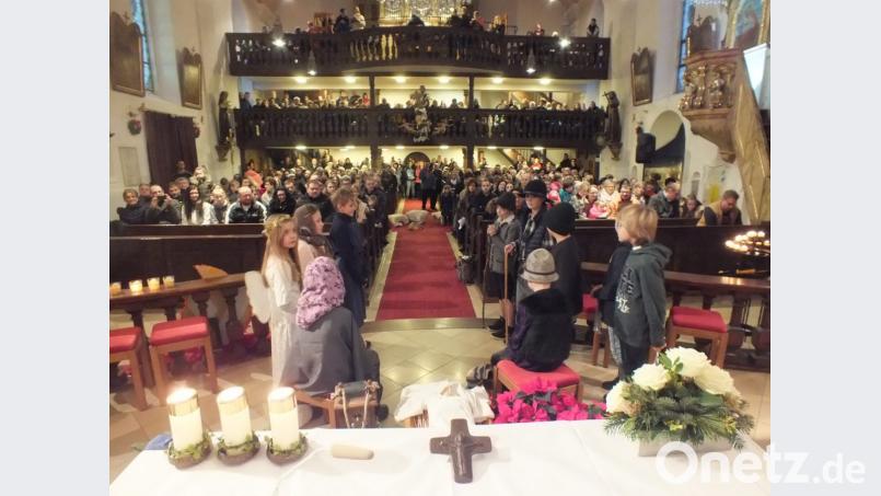 Die Kinder spielen in der vollbesetzten Pfarrkirche die Weihnachtsgeschichte. Bild: soj