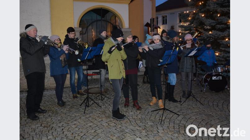 Die Mitterteicher Stadtkapelle unter der Leitung von Oliver Lipfert (links). Bild: jr