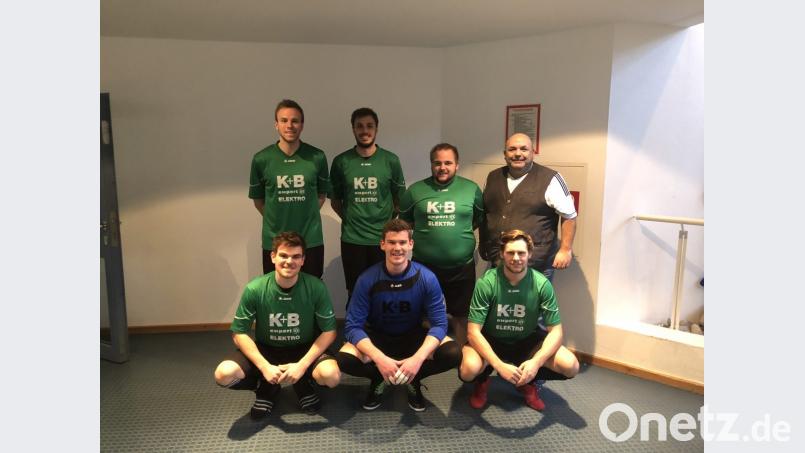 Beim Schiedsrichter-Futsalturnier in Neumarkt überraschten die Amberger Referees mit Platz eins. Stehend von links: Julian Roidl (DJK Ensdorf), Thomas Ehrnsperger (1.FC Rieden), Thomas Hüttner (1.FC Schlicht) und Obmann Thomas Gebele. Kniend von links: Jonas Kohn (SC Germania Amberg), Felix Hahn und Philipp Götz (beide TSV Theuern). Bild: gel