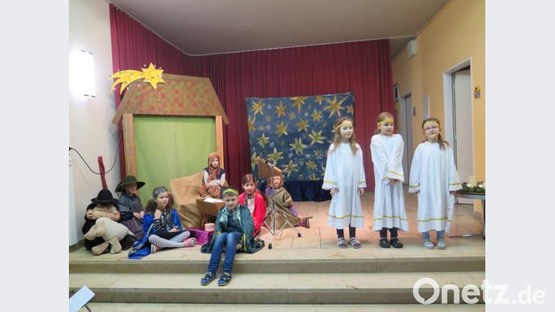 Die biblische Geschichte von der Herbergssuche bis zur Geburt des Jesuskindes im Stall von Bethlehem stellen die Buben und Mädchen von der Schulspielgruppe szenisch dar. Bild: jzk