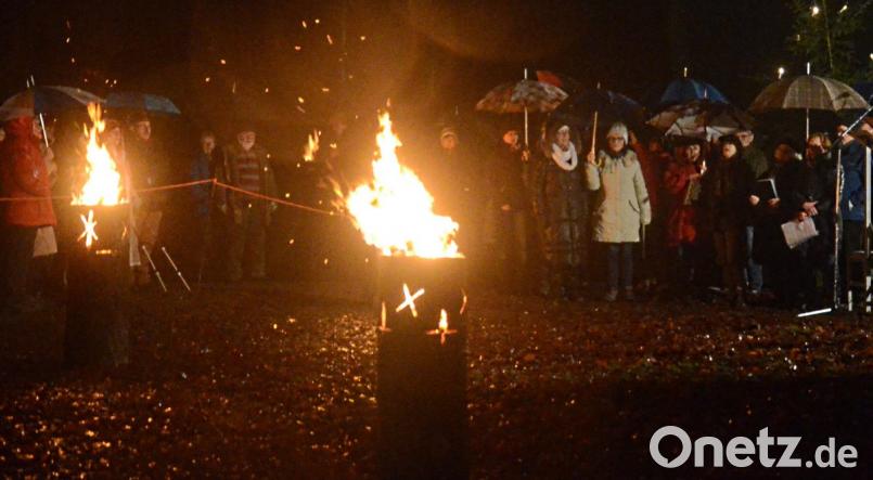Der Regen konnte dem Licht aus Bethlehem bei der Waldweihnacht nichts anhaben. Bild: Kunz