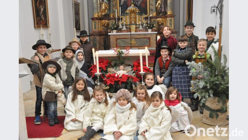 Das Kind in der Krippe in der Böhmischbrucker Pfarrkirche hat nicht nur die Kinder verzückt. Bild: dob