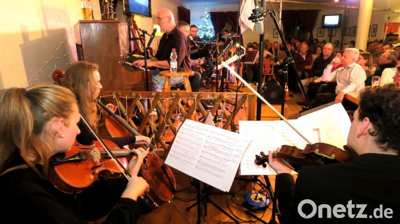 Im voll besetzten Saal der Brauereiwirtschaft gaben Andreas Schaumberger und Michael Schulz mit Freunden eine Neuauflage der Kultveranstaltung "Der 23ste". Bild: Hirsch