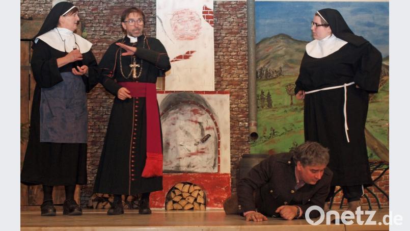 Empört reagiert Schwester Apollonia (Regina Schnabel, links) auf die Verkaufsabsicht von Domkapitular Hansemann (Hans Hofrichter). Schwester Rabiata (Franziska Haas) hat „den hinterhältigen Betrüger Bürgermeister Egon Dünkel“ (Gerhard Fleischmann) zu Boden geschmettert. Bild: sön