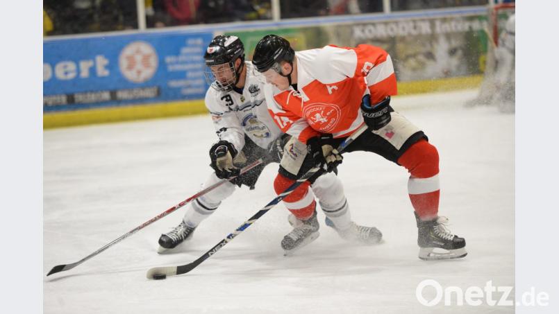 9:5 gewinnt der ERSC, hier mit Bernhard Keil, rechts) sein zweites Heimspiel am Vorweihnachtswochenende gegen den SE Freising. Bild: brü