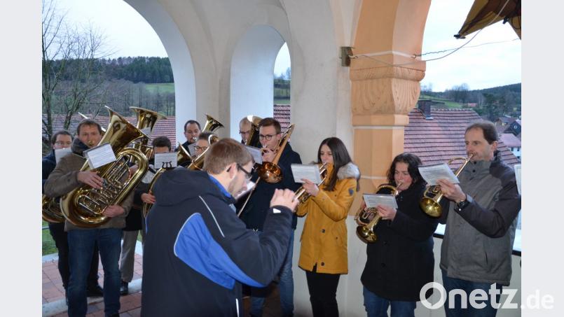Die Blaskapelle Auerbachtal lud mir weihnachtlichen Liedern vom Portal der Unterauerbacher Pfarrkirche musikalisch zur Christmette ein. Bild: ga