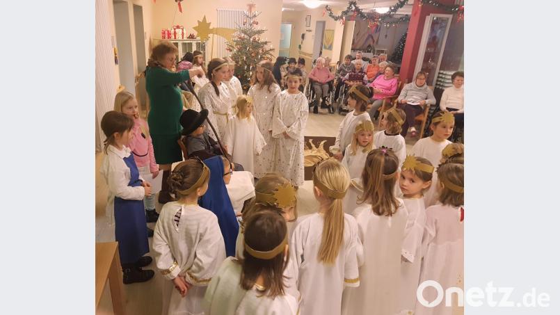 Die drei- bis zehnjährigen Sänger des Kinderchors Wiesau erfreuen die Senioren mit einer Aufführung. Bild: exb