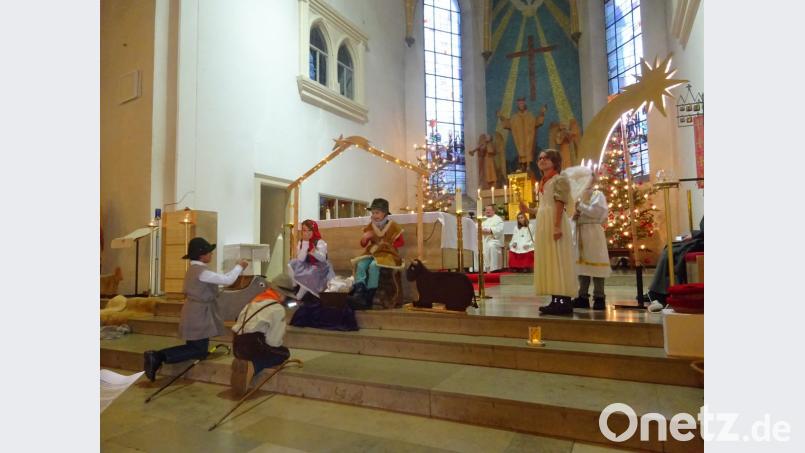 Der Stern zeigte den Hirten den Weg zur Krippe - zu Jesus und Maria und Josef vor dem Altar. Bild: wrm