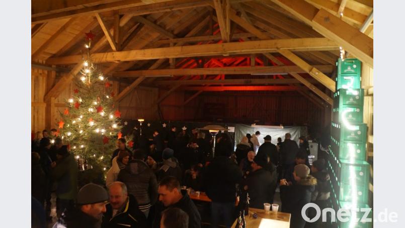 Die Dorfscheune bot sich als idealer Ort für den Christkindlmarkt an. Bild: rkp