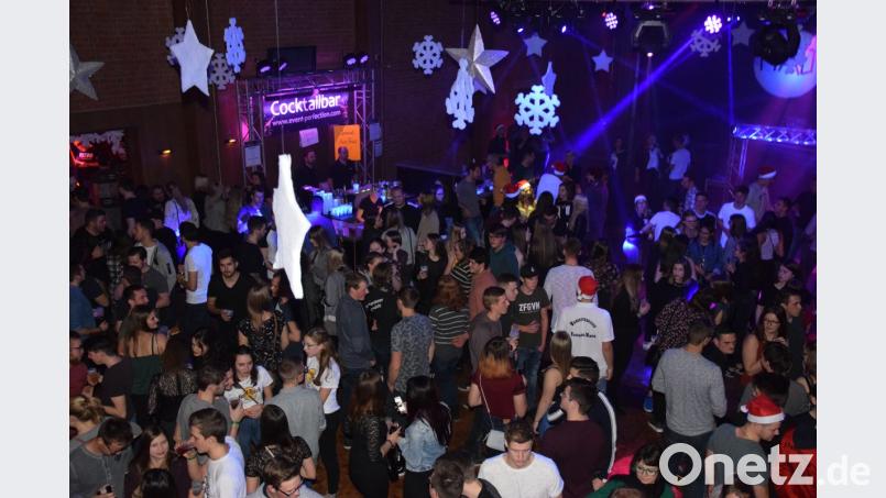 Viele junge Leute kommen am Samstagabend in die Stadthalle, um bei der &quot;Mad Christmas Party&quot; richtig abzufeiern. Bild: fla