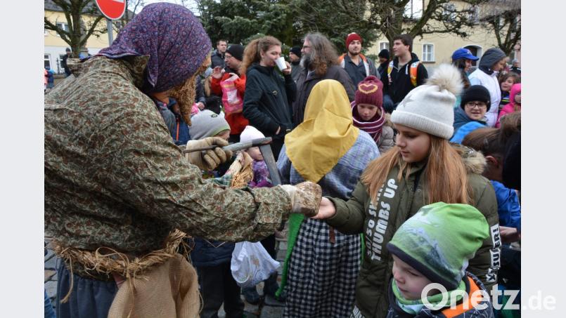 Mit Brotresten gelingt es, die Waldspechte milde zu stimmen. Im Gegenzug gibt es Süßes für die Kinder. Bild: jr