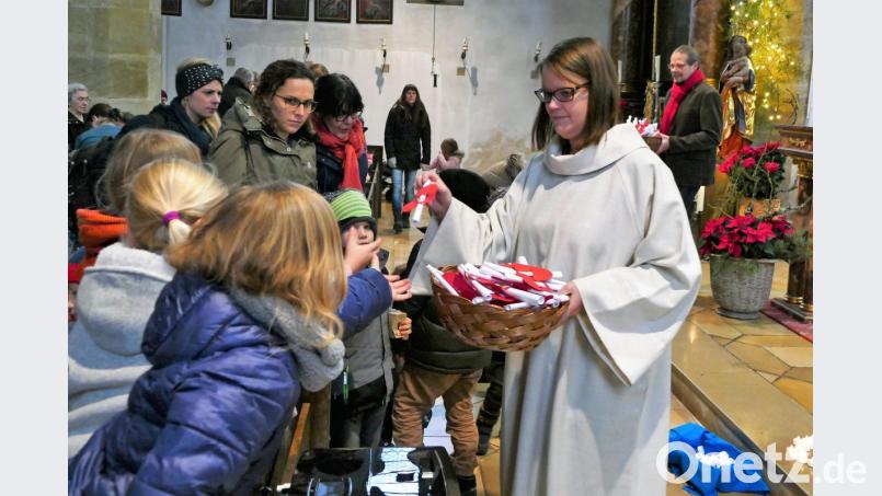 Ein Herz mit dem Text der Weihnachtsgeschichte durften alle Kinder mit nach Hause nehmen. Bild: wbe