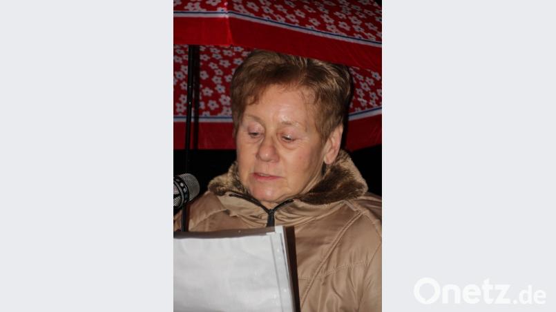 Erika Fennerl trägt vorweihnachtliche Geschichten und Gedichte vor. Bild: kro