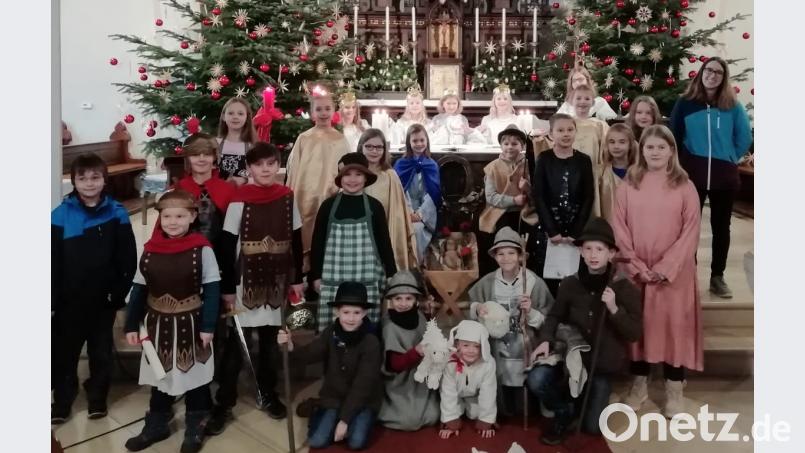Zur Kinderchristmette hatte Gemeindreferentin Claudia Stöckl ein Krippenspiel vorbereitet, das die Zeitspanne vom Propheten Jesaja bis zur Geburt in der Krippe von Bethlehem umfasste. Bild: Kunz