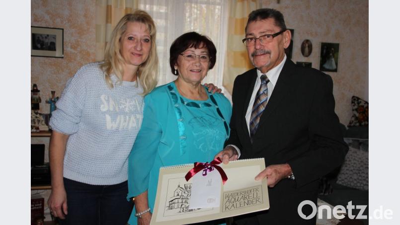 Jubilarin Erika Sverepa (Mitte) mit Tochter Carmen und 2. Bürgermeister Karl Busch. Bild: kro