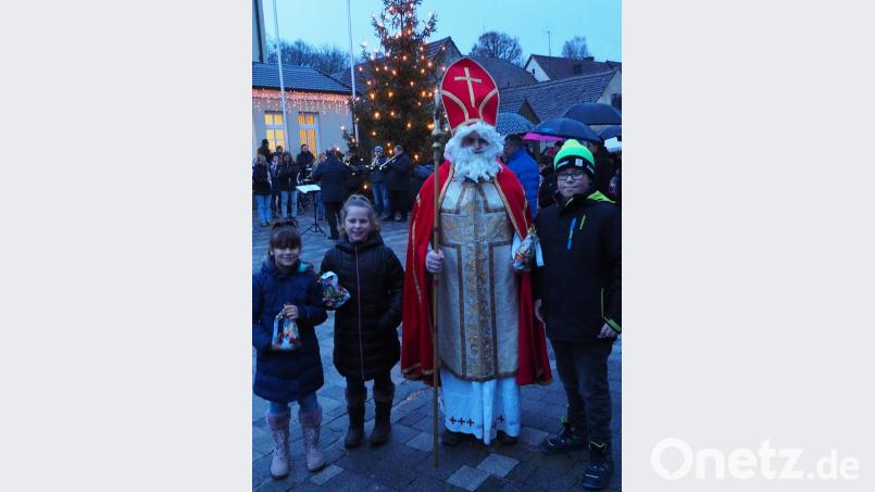 Auf ihn haben die Kinder lange gewartet: Der Besuch des Nikolaus. Bild: fam