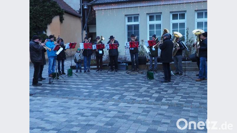 Der Psoaunenchor Etzenricht stimmt auf den bevorstehenden Heiligen Abend ein. Bild: fam