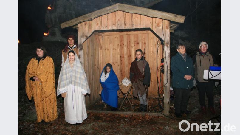 Die Geburt Christi - wie sie die Evangelisten aufgeschrieben haben - wurde auf der Hackelsteinbühne szenisch nachgespielt. Bild: wro