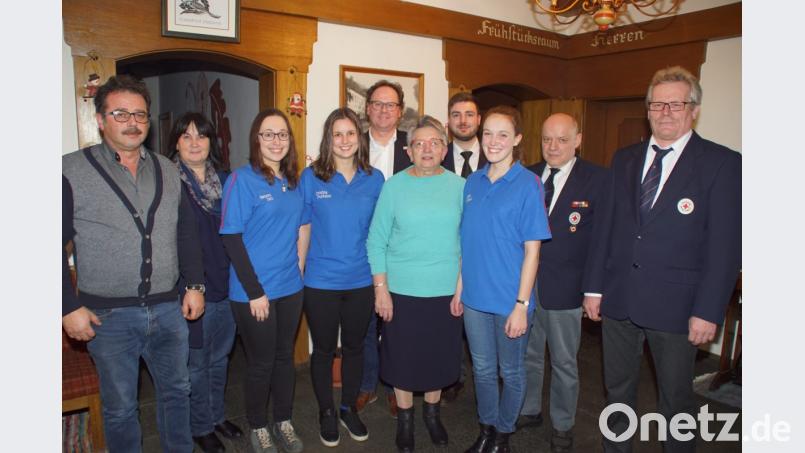 Bereitschaftsleiter Hans Eichstetter (rechts), Bürgermeisterin Birgit Höcherl (Zweite von links) und Kreisbereitschaftsleiter Willi Klein aus Nittenau (Fünfter von links), ehrten langjährige Mitglieder der Rotkreuzgemeinschaft Schönsee. Ihnen gratulierte auch Weidings Bürgermeister Manfred Dirscherl (links). Bild: mmj