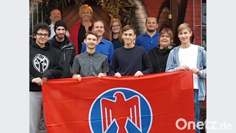 Sie haben viel vor im neuen Jahr. Die „Falken“ in Weiden mit ihrem neuen Vorsitzenden Matan Malka (erste Reihe, Zweiter von rechts) wollen sich weiter gegen Ausgrenzung aller Art einsetzen. Bild: exb