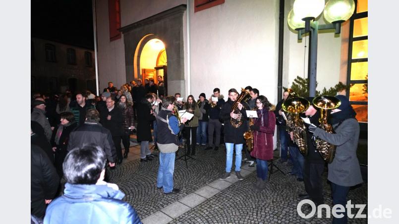 Die Bläsergruppe der Trachtenkapelle unter Leitung von Josef Pflaum spielt am Kirchplatz für die Gläubigen. Bild: fvo
