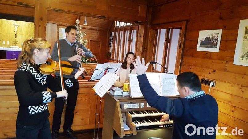 Kurz vor Ende der Adventszeit gestaltet Regionalkantor Stephan Merkes mit Chor und Instrumenten ein Konzert in der Christuskirche in Neusorg. Die Violine spielt Jana Jodelbauer, die Oboe Robert Jodlbauer und die Klarinette Adina Schöffel. Bild: ld