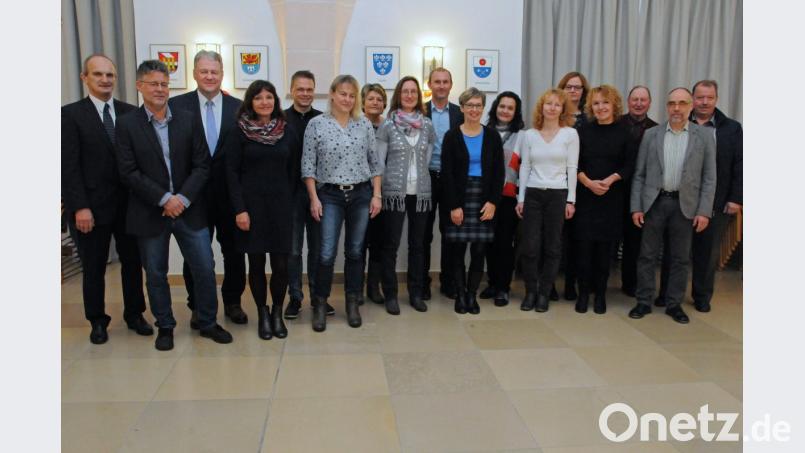 Für 25 Jahre im öffentlichen Dienst gab es von Landrat Richard Reisinger (links) die Silbermedaille des Landkreises Amberg-Sulzbach. Gertraud Mertel (Zweite von links) erhielt für 40 Jahre im öffentlichen Dienst die Goldmedaille. Bild: Christine Hollederer/exb