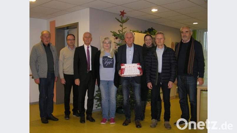 Altbürgermeister Günther König (von links), Ortsvereinsvorsitzender Robert König, Bürgermeister Peter König, Fraktionssprecher Dieter König sowie die Gemeinderatsmitglieder Oswald Geisler und Hans Englmann überbringen den Senioren zu Weihnachten Geschenke. Unsere Aufnahme zeigt sie mit Hausleiterin Tina Ahrendt (Dritte von rechts) und Pflegedienstleiterin Kristina Meier (Vierte von links). Bild: öt