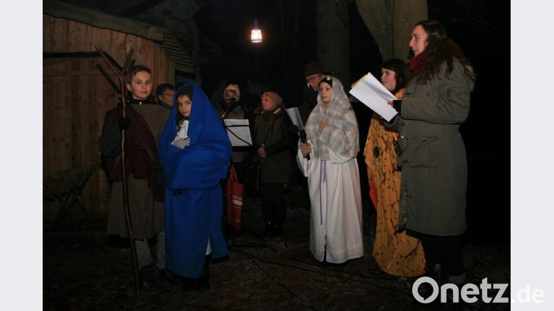 Josef und Maria sind auf Herbergssuche. Passende Lieder dazu stimmte der Fuchsmühler G&#039;sang (im Hintergrund) an. Bild: wro